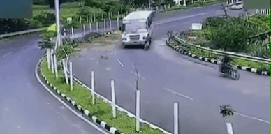 驚險！彎道超車(chē) 印度男子被卷入公交車(chē)下