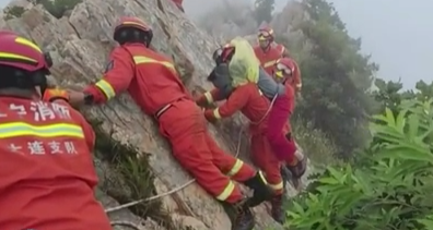 遼寧大連：登山者摔傷被困 救援堪比“極限運動(dòng)”