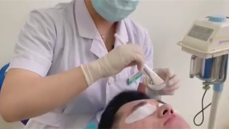 “刷酸換膚”有門(mén)檻 當心美容變毀容