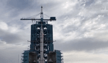 神舟十三號船箭組合體轉運至發(fā)射區