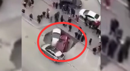 恐怖！俄街道塌陷 兩輛汽車(chē)掉入熱水中