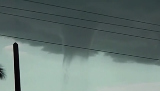 古巴海岸出現罕見(jiàn)“水龍卷”現象