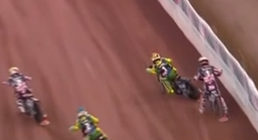 驚險！英國摩托車(chē)賽車(chē)手超車(chē)時(shí)撞向護欄