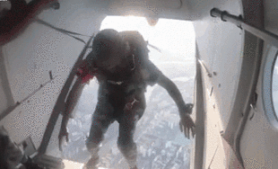 中國海軍：海上跳傘 蛟龍突擊隊錘煉全域作戰能力