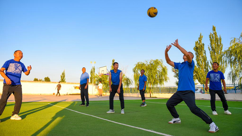 騎馬、放羊、打排球……這些牧民的“日常操作”贏(yíng)了