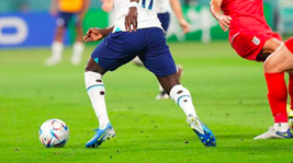 不為人知的細節——好好的足球襪為啥剪破洞？